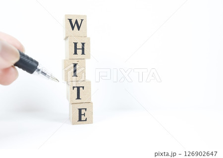 背景が白　ブロックにWHITEの文字 126902647