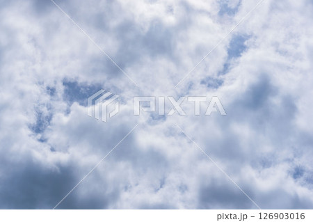 雨上がり　雲の晴れ間の青空03 126903016