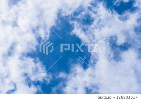 雨上がり　雲の晴れ間の青空04 126903017