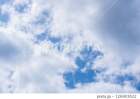 雨上がり　雲の晴れ間の青空09 126903022