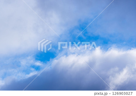 雲の晴れ間に青空が見える 5月の空04 126903027