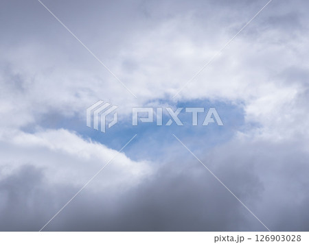 雲の晴れ間に青空が見える 5月の空06 126903028