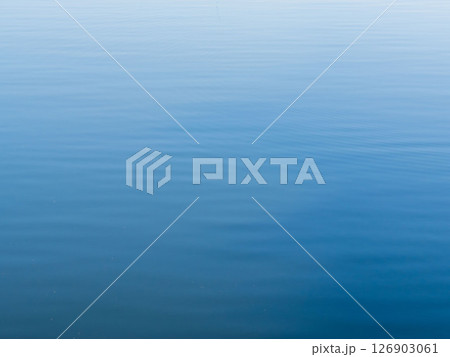 5月の空の青さを映す水面06 126903061