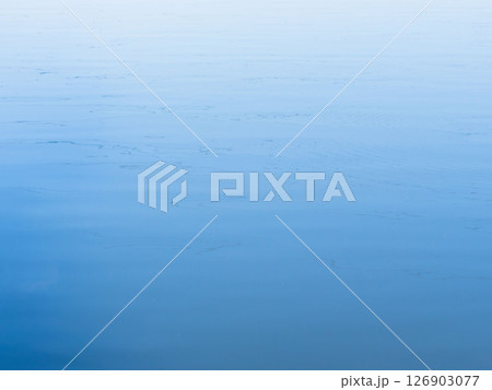 5月の空の青さを映す水面22 126903077
