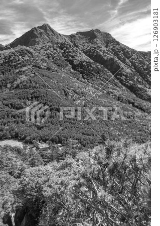 山梨県の編笠山から望む八ヶ岳の権現岳 山梨県の編笠山から望む八ヶ岳の権現岳 126903181