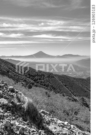 長野県の八ヶ岳権現岳から見る富士山と雲海 長野県の八ヶ岳権現岳から見る富士山と雲海 126903183