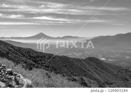 長野県の八ヶ岳権現岳から見る富士山と雲海 長野県の八ヶ岳権現岳から見る富士山と雲海 126903184