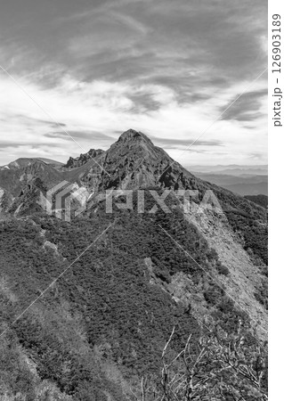 長野県の権現岳山頂から見る八ヶ岳の赤岳と横岳 長野県の権現岳山頂から見る八ヶ岳の赤岳と横岳 126903189