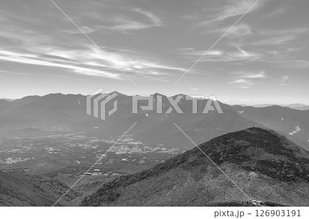 長野県の八ヶ岳権現岳の西ギボシから見る編笠山と南アルプス 長野県の八ヶ岳権現岳の西ギボシから見る編笠山と南アルプス 126903191