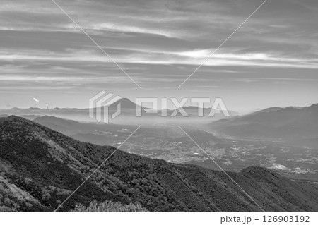 長野県の八ヶ岳権現岳から見る富士山と雲海 長野県の八ヶ岳権現岳から見る富士山と雲海 126903192