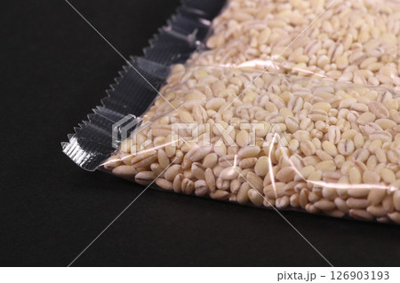 小袋に入ったもち麦 126903193