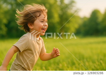 楽しそうに草原を走る男の子 楽しそうに草原を走る男の子 126903286