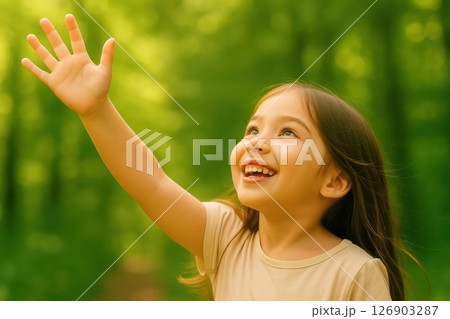 空に手を伸ばす笑顔の女の子 空に手を伸ばす笑顔の女の子 126903287