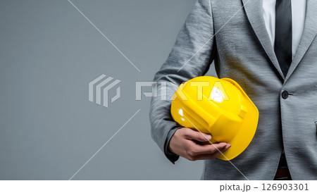 建設用ヘルメットを持つ男性マネージャー、安全とプロフェッショナリズムを象徴する画像 126903301