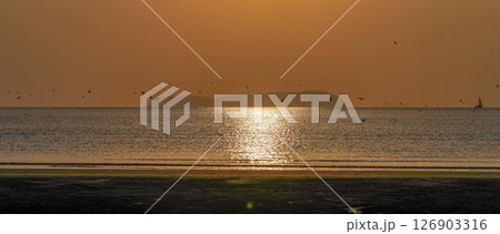 夕日を浴びて輝く父母ヶ浜の情景 126903316