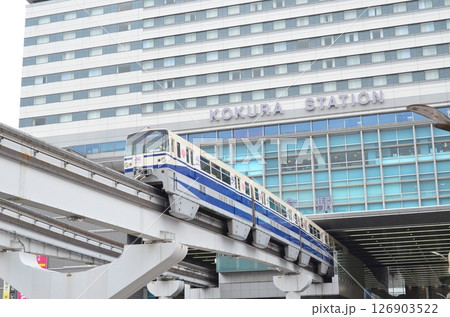 小倉駅に入線するモノレール 126903522