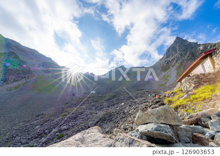 【山岳素材】殺生ヒュッテと槍ヶ岳【長野県】 【山岳素材】殺生ヒュッテと槍ヶ岳【長野県】 126903653