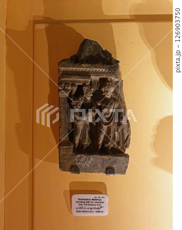 ガンダーラ美術の中心パキスタンのペシャワル博物館に展示される菩薩と供養者の彫刻 126903750