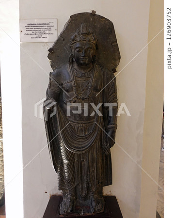 ガンダーラ美術の中心パキスタンのペシャワル博物館に展示される観音菩薩立像 126903752