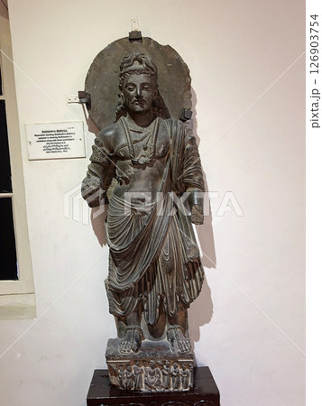 ガンダーラ美術の中心パキスタンのペシャワル博物館に展示される弥勒仏立像彫刻 ガンダーラ美術の中心パキスタンのペシャワル博物館に展示される弥勒仏立像彫刻 126903754