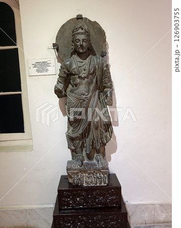 ガンダーラ美術の中心パキスタンのペシャワル博物館に展示される弥勒仏立像彫刻 ガンダーラ美術の中心パキスタンのペシャワル博物館に展示される弥勒仏立像彫刻 126903755