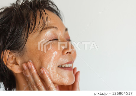 肌のお手入れをしている60代の日本人女性 126904517