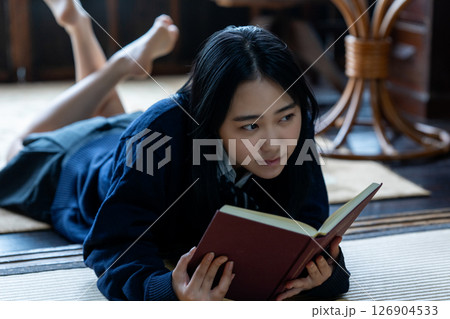 寝転んで本を読む女子高生 寝転んで本を読む女子高生 126904533