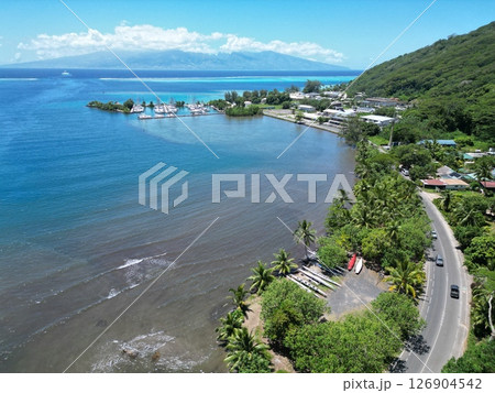 タヒチのモーレア島のバイアレ港の海岸線の空撮 126904542