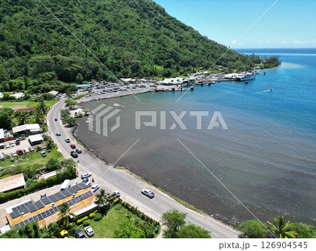 タヒチのモーレア島のバイアレ港の海岸線の空撮 タヒチのモーレア島のバイアレ港の海岸線の空撮 126904545