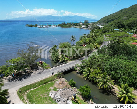 美しい景観と自然に恵まれたタヒチのモーレア島の空撮 126904546