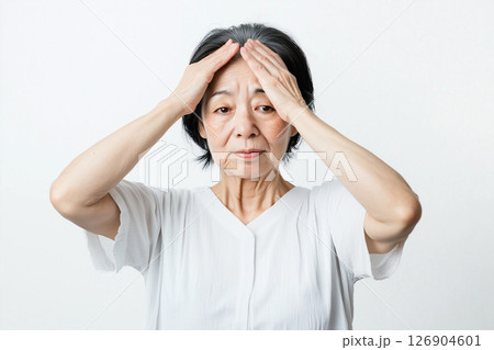 髪の生え際を気にするシニア女性 126904601