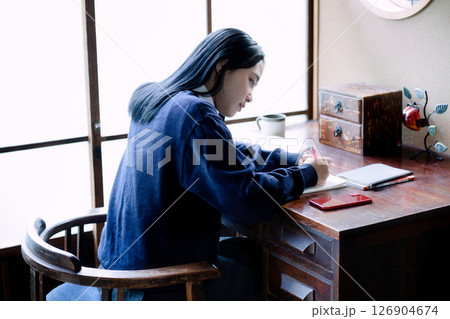 自宅で勉強をする女子高生 126904674