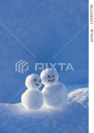 雪原の雪だるま 126904796