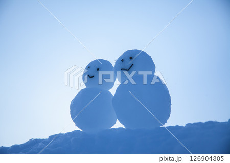 雪原の雪だるま 126904805