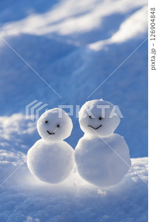 雪原の雪だるま 126904848