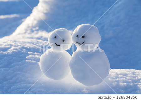 雪原の雪だるま 126904850