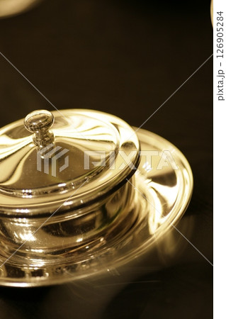 高級な雰囲気のテーブルコーディネートカラトリー洋風食器のイメージ画像 126905284