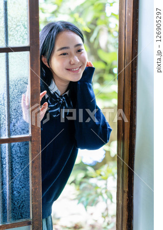 女子高生 通学 自宅 玄関 女子高生 通学 自宅 玄関 126905297