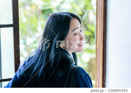 女子高生 通学 自宅 玄関 女子高生 通学 自宅 玄関 126905303