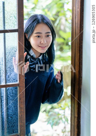 女子高生 通学 自宅 玄関 女子高生 通学 自宅 玄関 126905305