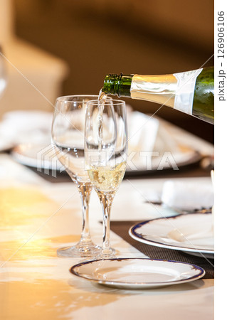 高級な雰囲気のテーブルコーディネート シャンパンサービスのイメージ画像 高級な雰囲気のテーブルコーディネート シャンパンサービスのイメージ画像 126906106