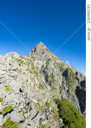 【山岳素材】初秋の槍ヶ岳と東鎌尾根【長野県】 126906283