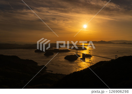 《愛媛県》来島海峡大橋の夕暮れ・亀老山展望台の眺望 《愛媛県》来島海峡大橋の夕暮れ・亀老山展望台の眺望 126906298