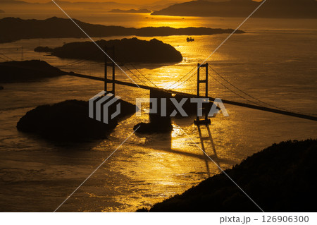 《愛媛県》来島海峡大橋の夕暮れ・亀老山展望台の眺望 《愛媛県》来島海峡大橋の夕暮れ・亀老山展望台の眺望 126906300