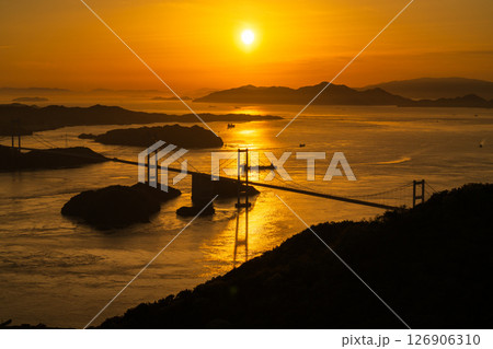 《愛媛県》来島海峡大橋の夕暮れ・亀老山展望台の眺望 《愛媛県》来島海峡大橋の夕暮れ・亀老山展望台の眺望 126906310