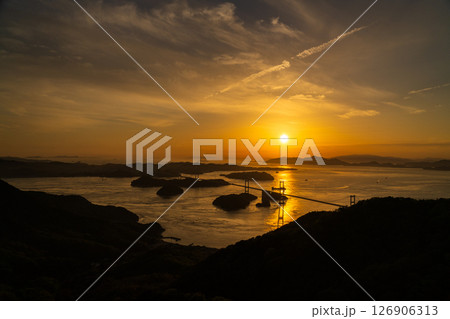 《愛媛県》来島海峡大橋の夕暮れ・亀老山展望台の眺望 《愛媛県》来島海峡大橋の夕暮れ・亀老山展望台の眺望 126906313