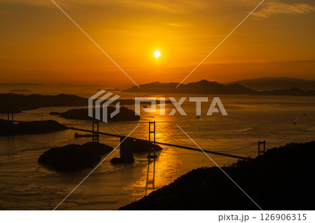 《愛媛県》来島海峡大橋の夕暮れ・亀老山展望台の眺望 126906315