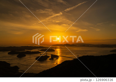 《愛媛県》来島海峡大橋の夕暮れ・亀老山展望台の眺望 126906316