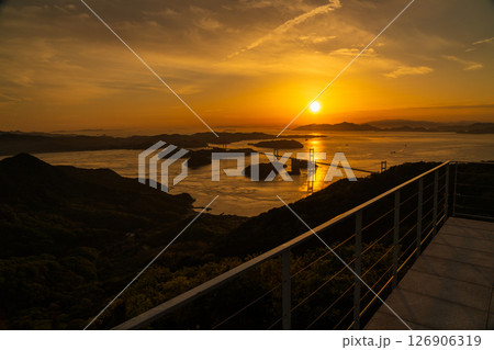 《愛媛県》来島海峡大橋の夕暮れ・亀老山展望台の眺望 126906319
