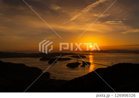 《愛媛県》来島海峡大橋の夕暮れ・亀老山展望台の眺望 《愛媛県》来島海峡大橋の夕暮れ・亀老山展望台の眺望 126906326